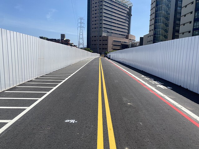 魔鬼巷替代道路將於7月14日上午8時啟用,路的一側有人行通道,另一側劃設498個機車停車格。圖/新北地政局
